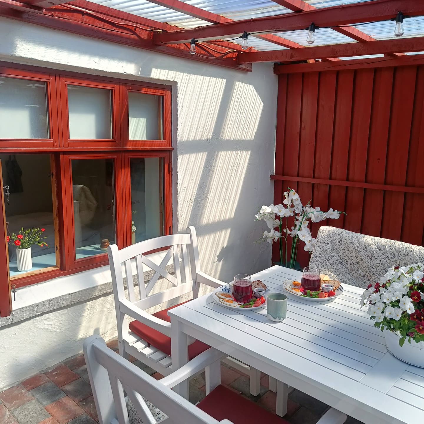 Overdækket terrasse med havemøbler